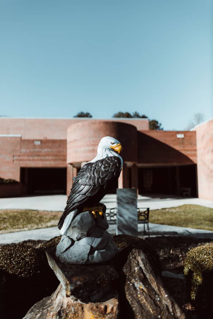A statue of an eagle