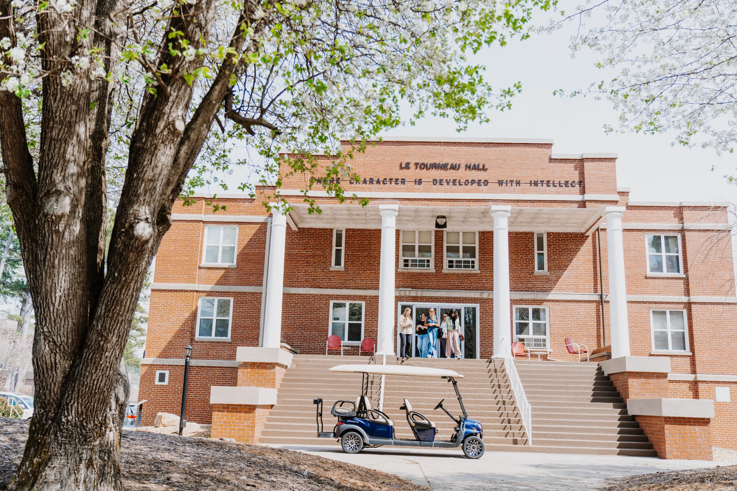 students touring the LeTourneau building.